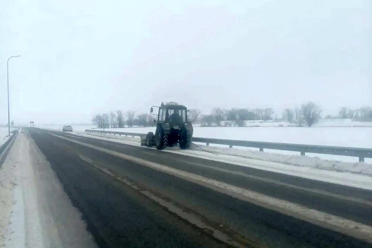 На региональных дорогах Ставрополья работают 420 снегоуборочных машин
