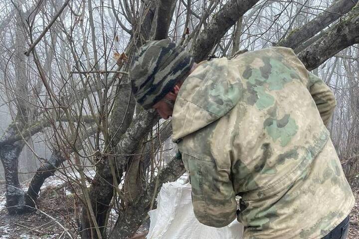 Охотники Хивского района Дагестана сделали кормушки для диких зверей
