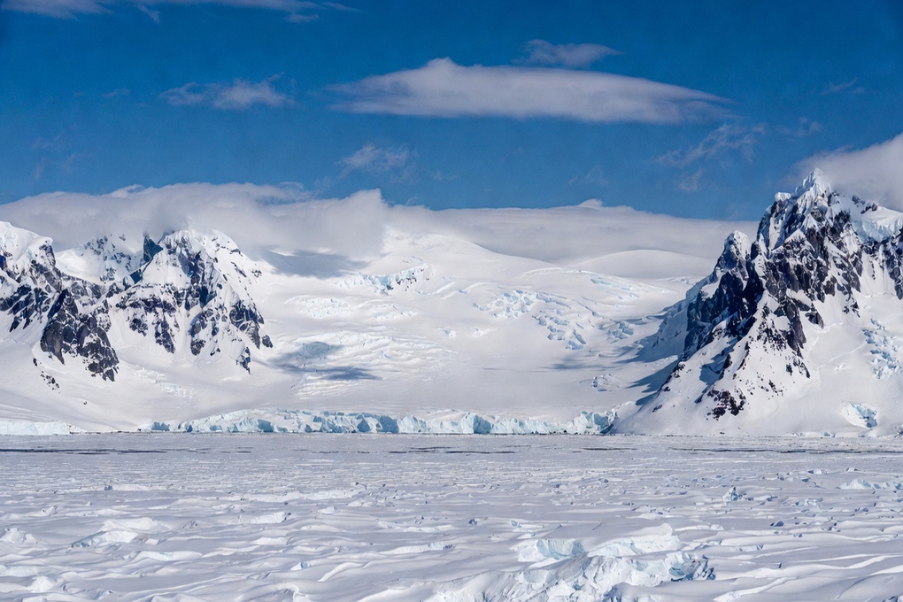 Под Антарктидой нашли континент с горными системами, долинами, озерами