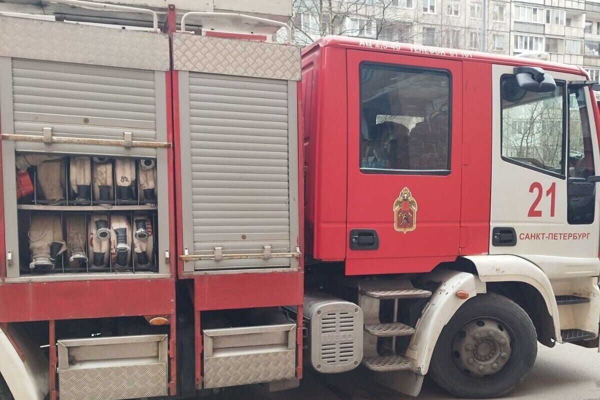 После пожара в Невском районе Петербурга госпитализировали женщину