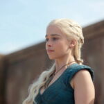 Эмилия Кларк сломала ребро во время секс-сцены в сериале про СССР