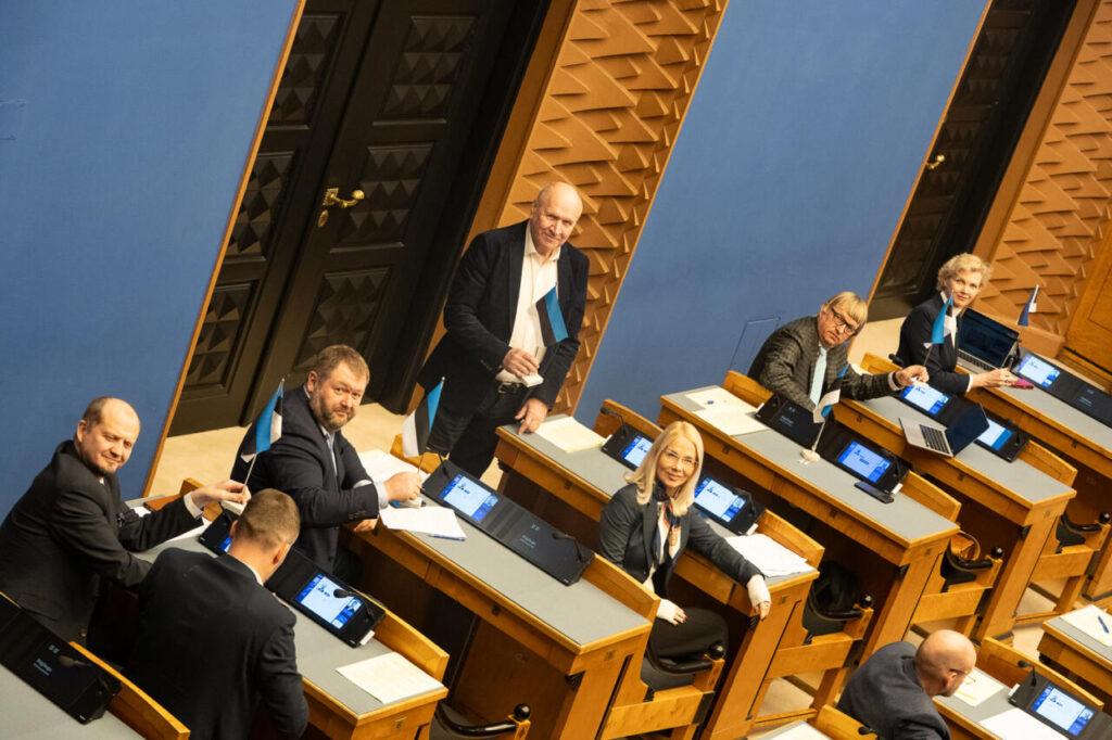 Eestlust tõrjuv globalismimeelne võimuliit lükkas tagasi EKRE eelnõu Eesti lipu kaitseks