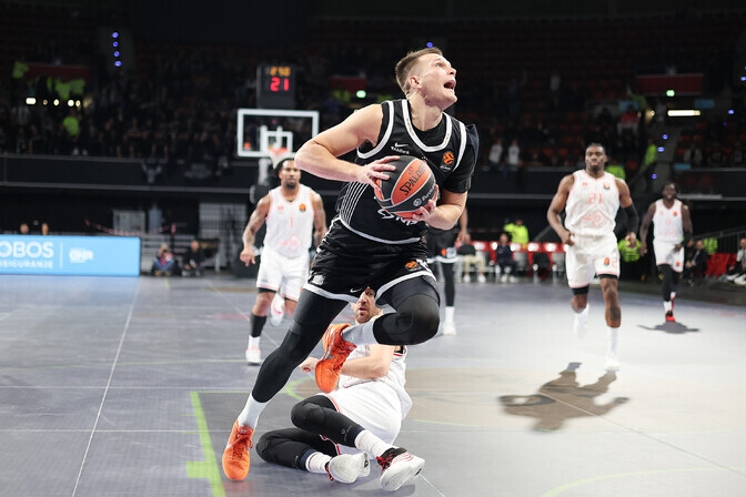 Euroliiga liider mängis teisel poolajal maha 27-punktilise eduseisu