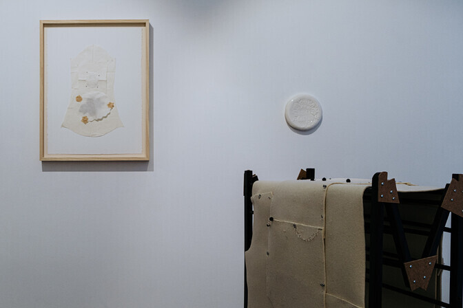 Kati Saarits uurib uuel näitusel kodu, käsitööd ja kohalikku esemelist kultuuri