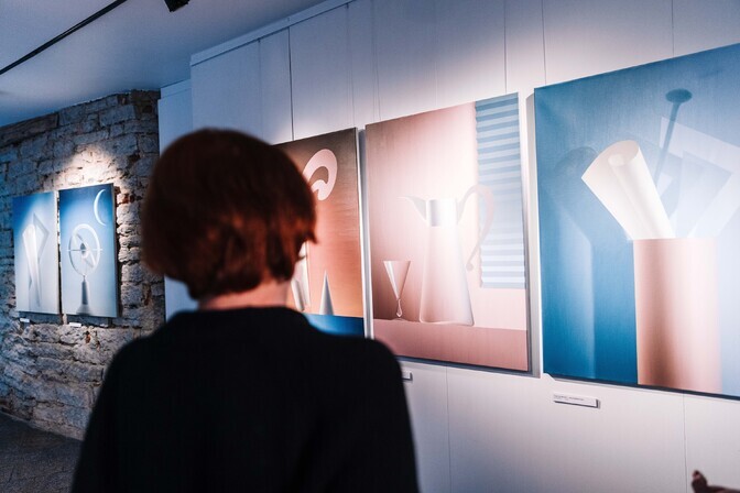 Pildid: Mari Kurismaa esitleb Truus galeriis uut vaikelude sarja