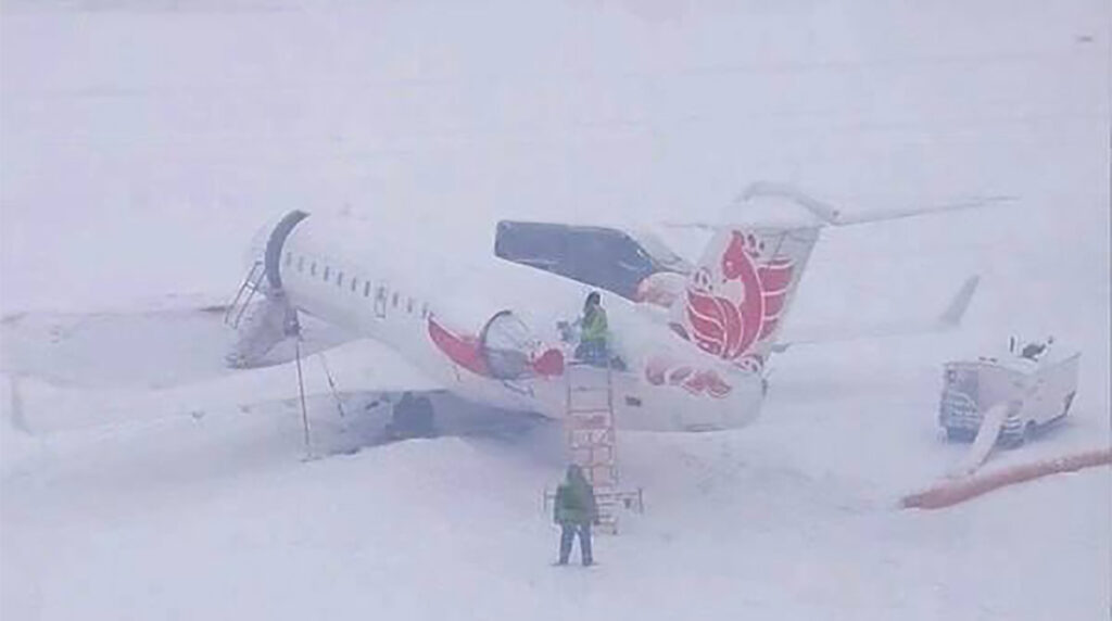 PILTUUDIS: Peterburis jäi lennuk lumehange kinni