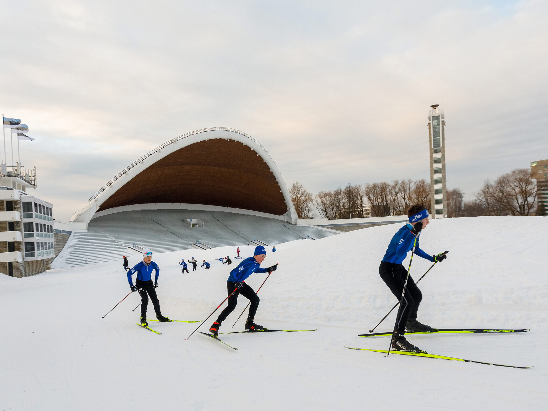 Tallinna Lauluväljakul avati kunstlumest suusaring
