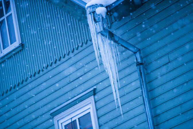 Tallinnas on tänavu mullusest rohkem ohtlikke jääpurikaid