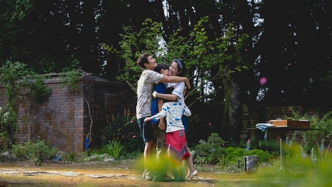 Arvustus. Omapärase soojuse ja kergusega sarimõrvari lugu