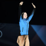 Eesti lippu kannavad OM-i lõputseremoonial uisutajad