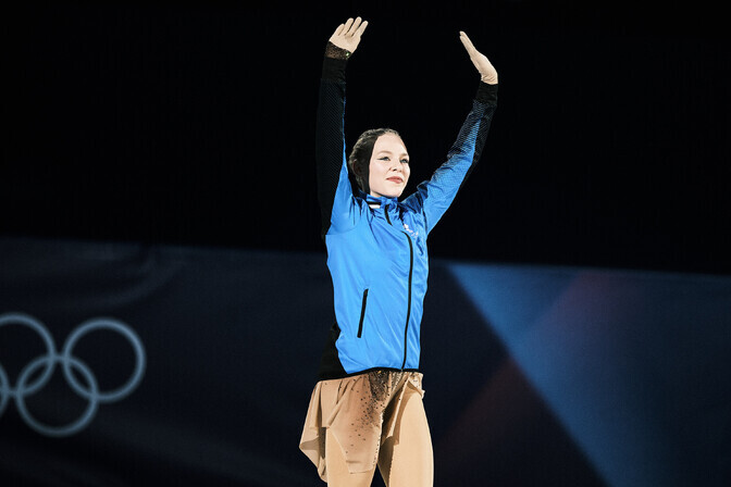 Eesti lippu kannavad OM-i lõputseremoonial uisutajad