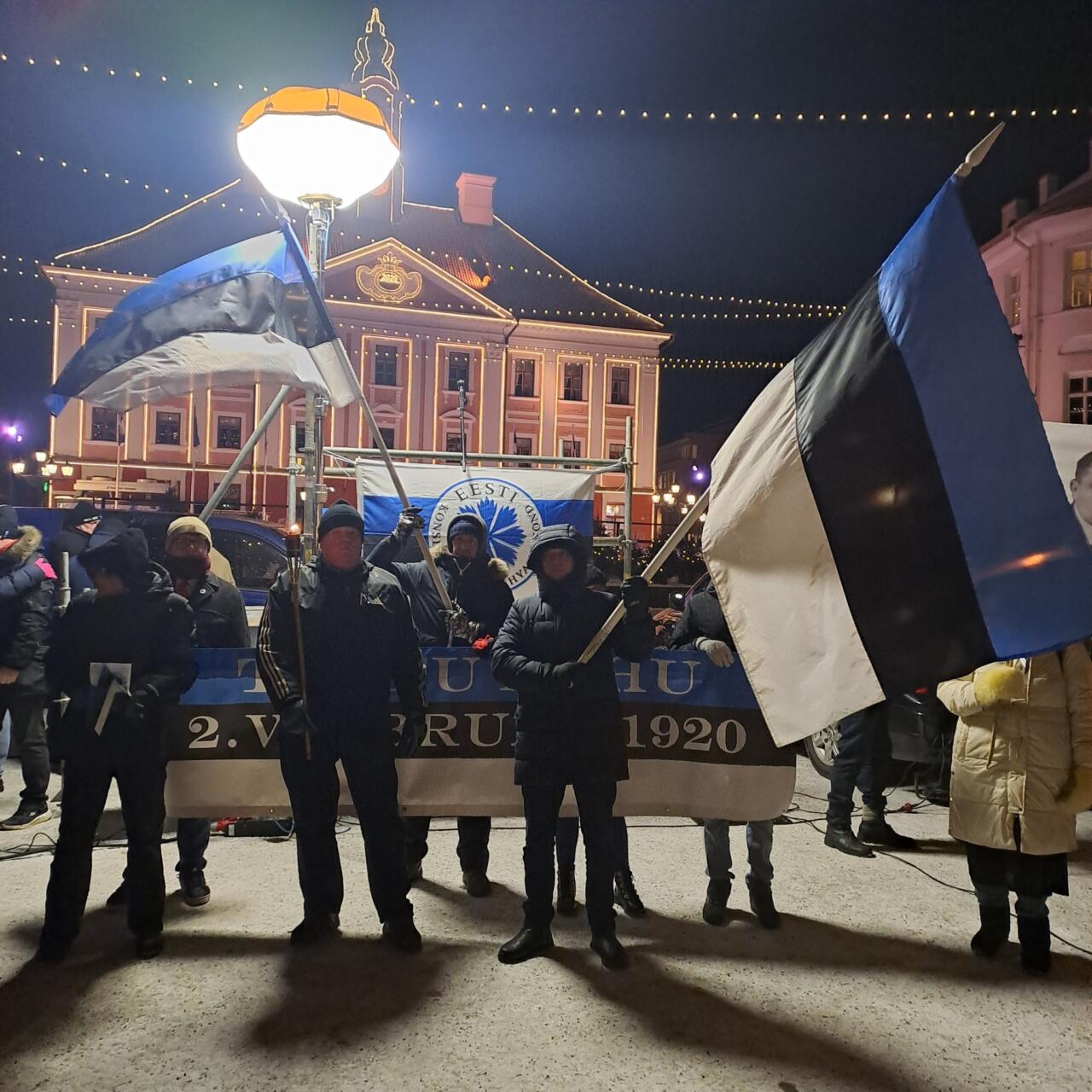 EKRE tähistas tõrvikurongkäiguga Tartu rahu aastapäeva