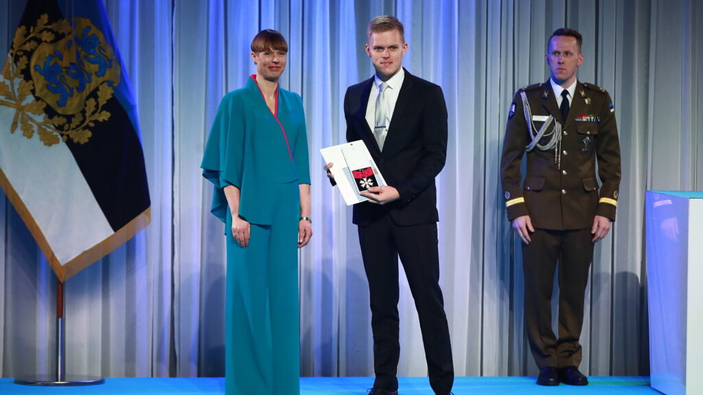 FOTOD I President tunnustas Henry Sildaru Valgetähe II klassi teenetemärgiga