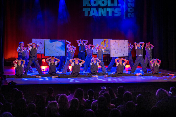 Galerii: Saaremaa tantsupäev võlus säravate lastetantsudega