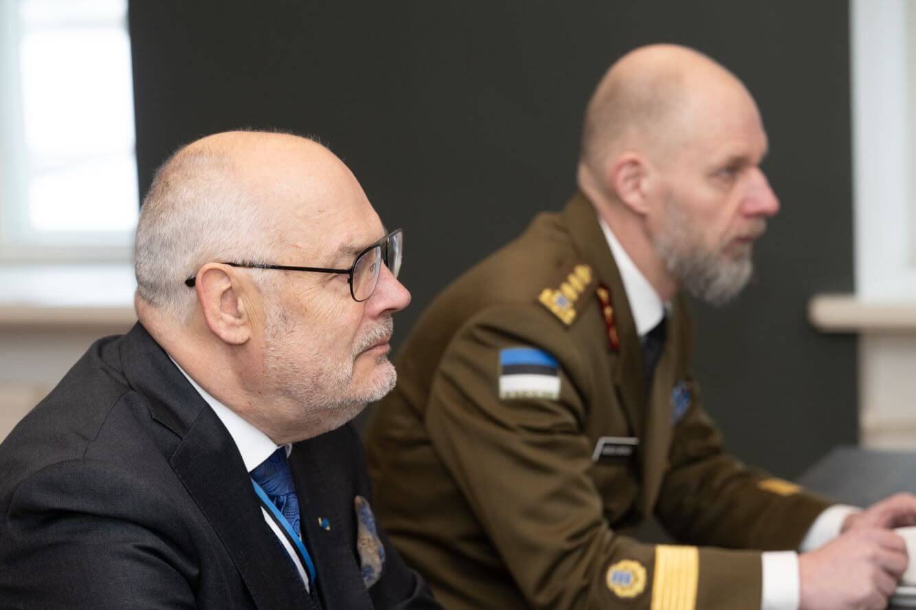 JÄÄ, MIS ÜHENDAB I Merit Raju ja Tauri Vahesaar tegid Eestile kunstilise kingituse