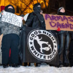 Maskides rassistid kutsusid politsei pilgu all valgeid ründama