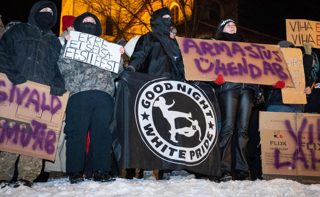 Maskides rassistid kutsusid politsei pilgu all valgeid ründama