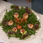 Pidulauale lisavad värvi peedimahlas marineeritud munad ja hernehummus