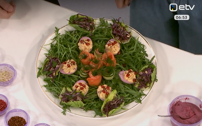 Pidulauale lisavad värvi peedimahlas marineeritud munad ja hernehummus