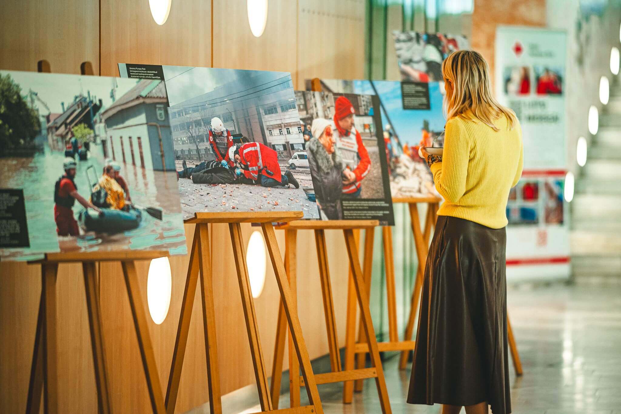 Riigikogus avatakse fotonäitus Ukraina Punase Risti tööst sõja ajal