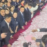 VIDEO: Hiinas said töötajad krabada laua pealt raha nii palju kui suutsid