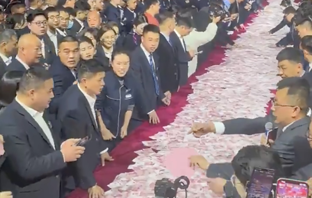 VIDEO: Hiinas said töötajad krabada laua pealt raha nii palju kui suutsid