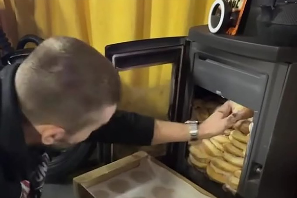 VIDEO: Poola mees küttis ahju sõõrikutega ja see tuli odavam kui pelletid