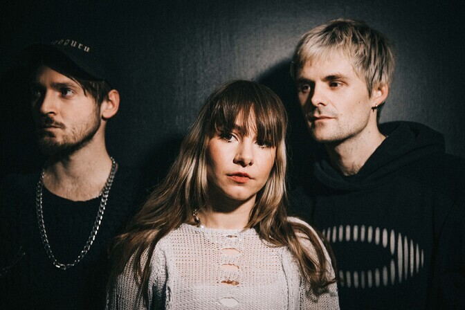 Night Tapes asub The Neighbourhoodi soojendusbändina staadioniturneele