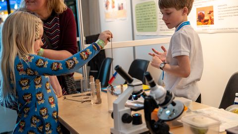 FOTOD ⟩ Õpilased tutvustavad teadusfestivalil Ahhaas oma silmapaistvaid uurimusi