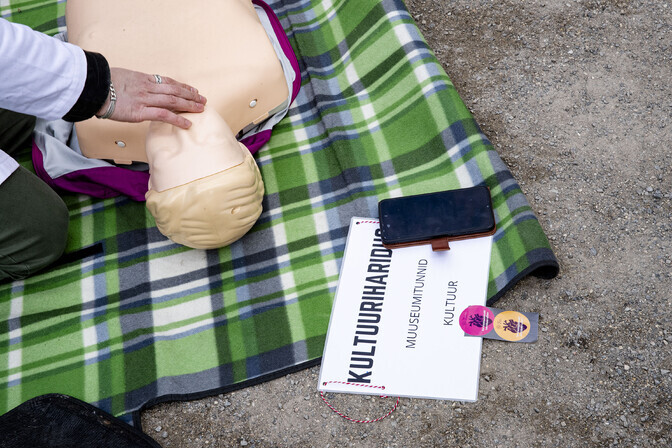 Galerii: kultuuriasutused korraldasid Tartus õppekäikude toetuseks meeleavalduse