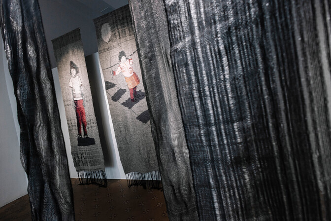 Galerii: Marilyn Piirsalu tekstiilist ruuminstallatsioon “Peaaegu nähtav”