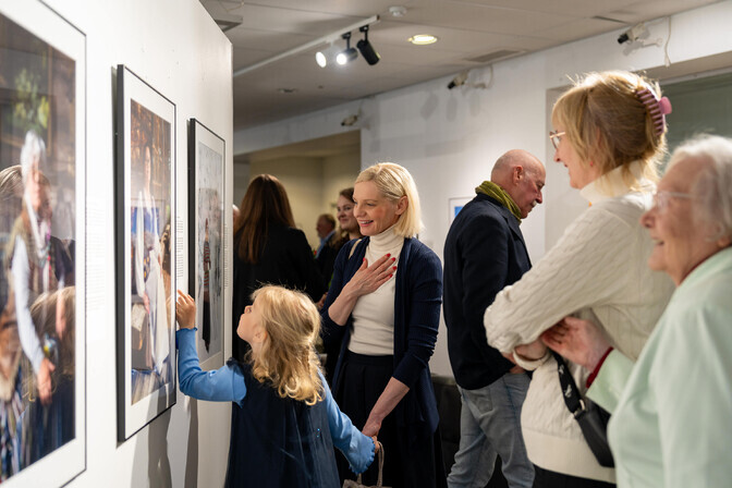 Galerii: Uue Kunsti Muuseumis avati fotonäitus “Kui rõivad räägiksid…”