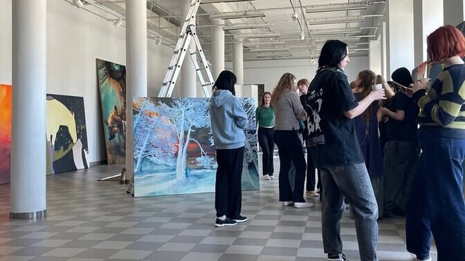 Galeriis Pallas avati kahe kunstikooli maalitudengite ühisnäitus