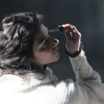 Triin Kauberi installatiivne lavastus uurib keha ja tehnoloogia vahelisi suhteid