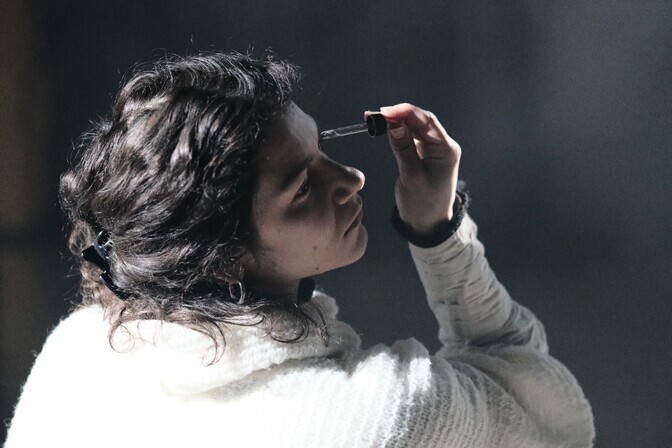 Triin Kauberi installatiivne lavastus uurib keha ja tehnoloogia vahelisi suhteid