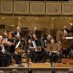 Ülevaade. Botastes ja kiledressides publik võttis Järvi ja Tüüri Chicagos soojalt vastu