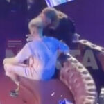 VIDEO: taanlased kutsusid Eurovisioonil üksi jäänud Briti esindaja enda juurde