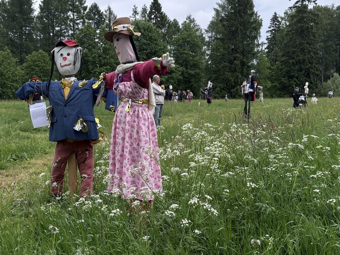 Galerii: Heimtali muuseumi heinamaal on hernehirmutiste väljapanek