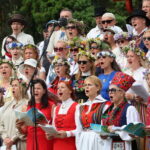 Fotod: Vilsandil peeti väikesaarte laulupidu