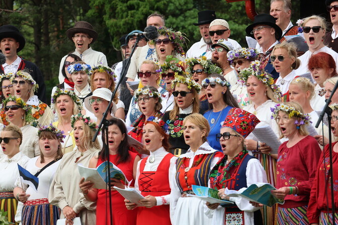 Fotod: Vilsandil peeti väikesaarte laulupidu