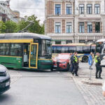 Helsingis põrkasid kokku auto ja tramm – liiklus seiskus