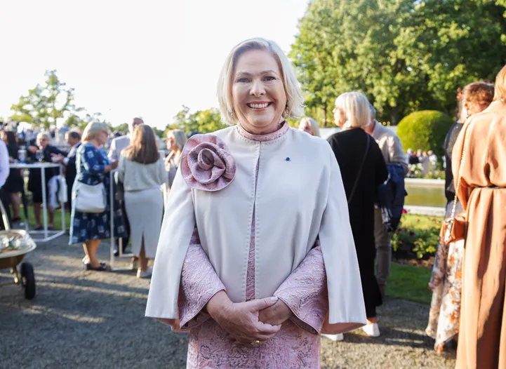 Islandi president Halla Tómasdóttir neljapäeva õhtul Kadrioru roosiaias.