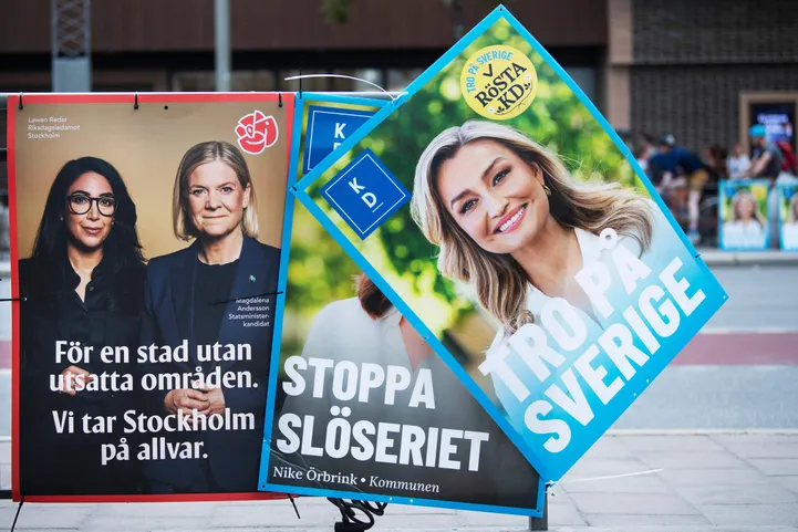 Opositsiooniliste sotsiaaldemokraatide ja valitsusse kuuluvate kristlike demokraatide valimisplakatid Stockholmis.