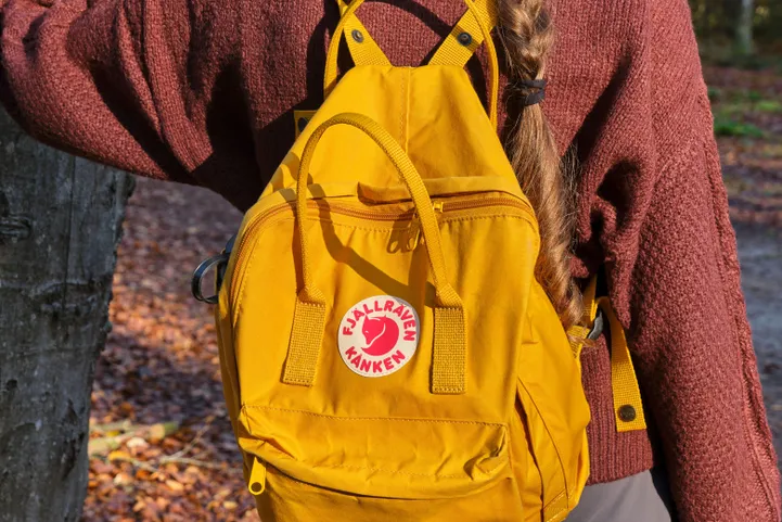 Matkaspordikaupade firma Fjällräven seljakott ettevõtte logo ja kirjatüübiga.