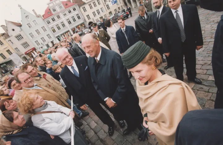 President Lennart Meri koos Norra kuninga Harald V ja kuninganna Sonjaga Tallinnas Raekoja platisl 31. augustil 1998.