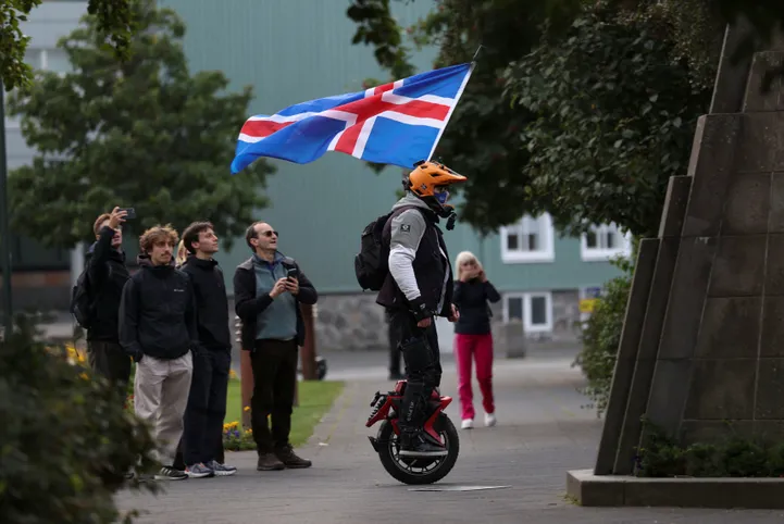 Islandi lipuga mees nädalavahetusel peetud referendumi ajal Reykjavíki pargis.