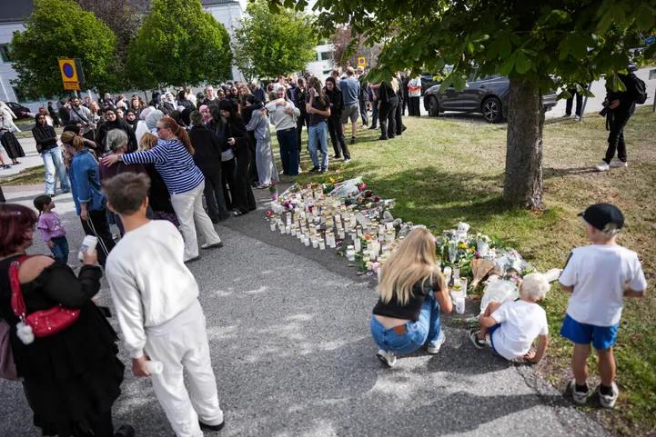 Fagersta elanikud asetavad päev pärast koolirünnakut lilli ja küünlaid mälestuspaigale Brinelli kooli juures.