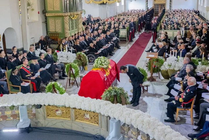Norra parlamendi spiiker Masud Gharahkhani langetas pea kuningas Harald V kirstu ees Oslo toomkirikus peetud matusetseremoonial.
