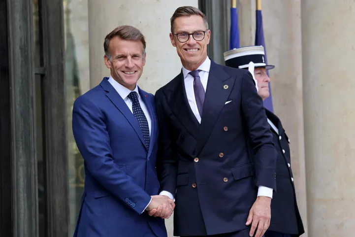 Prantsusmaa president Emmanuel Macron (vasakul) tervitamas Soome presidenti Alexander Stubbi (paremal).