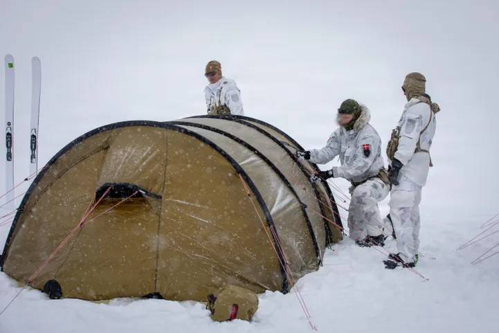 USA ja Taani eriüksuslased Gröönimaal Camp Ravenis õppusel telki püstitamas.